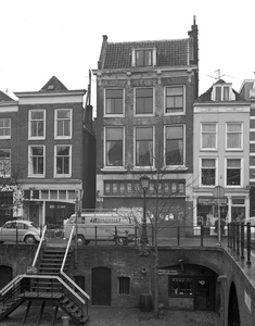 802369 Gezicht op de voorgevel van het huis Oudegracht 175 te Utrecht.